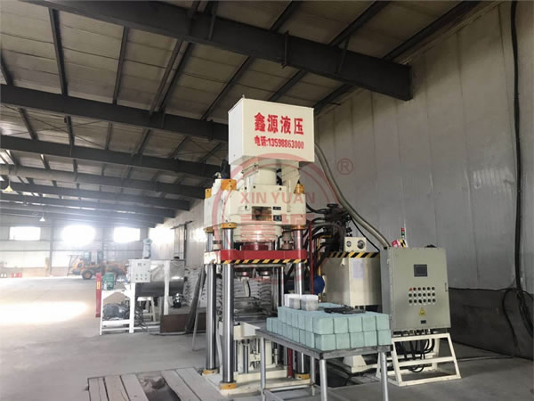 內(nèi)蒙全自動(dòng)一次兩塊鹽磚機(jī)客戶現(xiàn)場(chǎng)